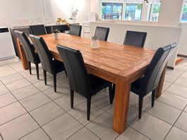 Grosser Tisch Massivholz mit 8 Stühlen