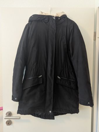 Winterjacke schwarz mit Kapuze, Grösse M - Top Zustand!