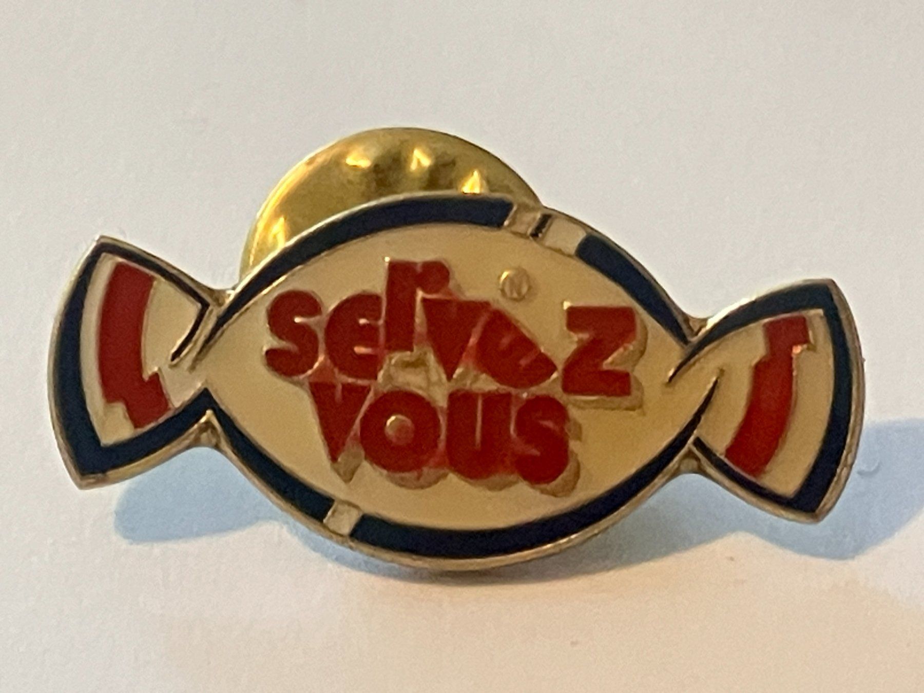 Placchette & Badge: 1 Pin Servez Vous – Usato da Basel venduto da djwwpp