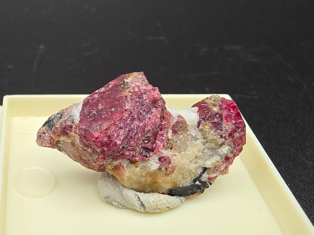 Minerali & Pietre curative: RaRe Eudialyte  Murmansk Oblast, Russia – Usato da Figino venduto da minshop 5