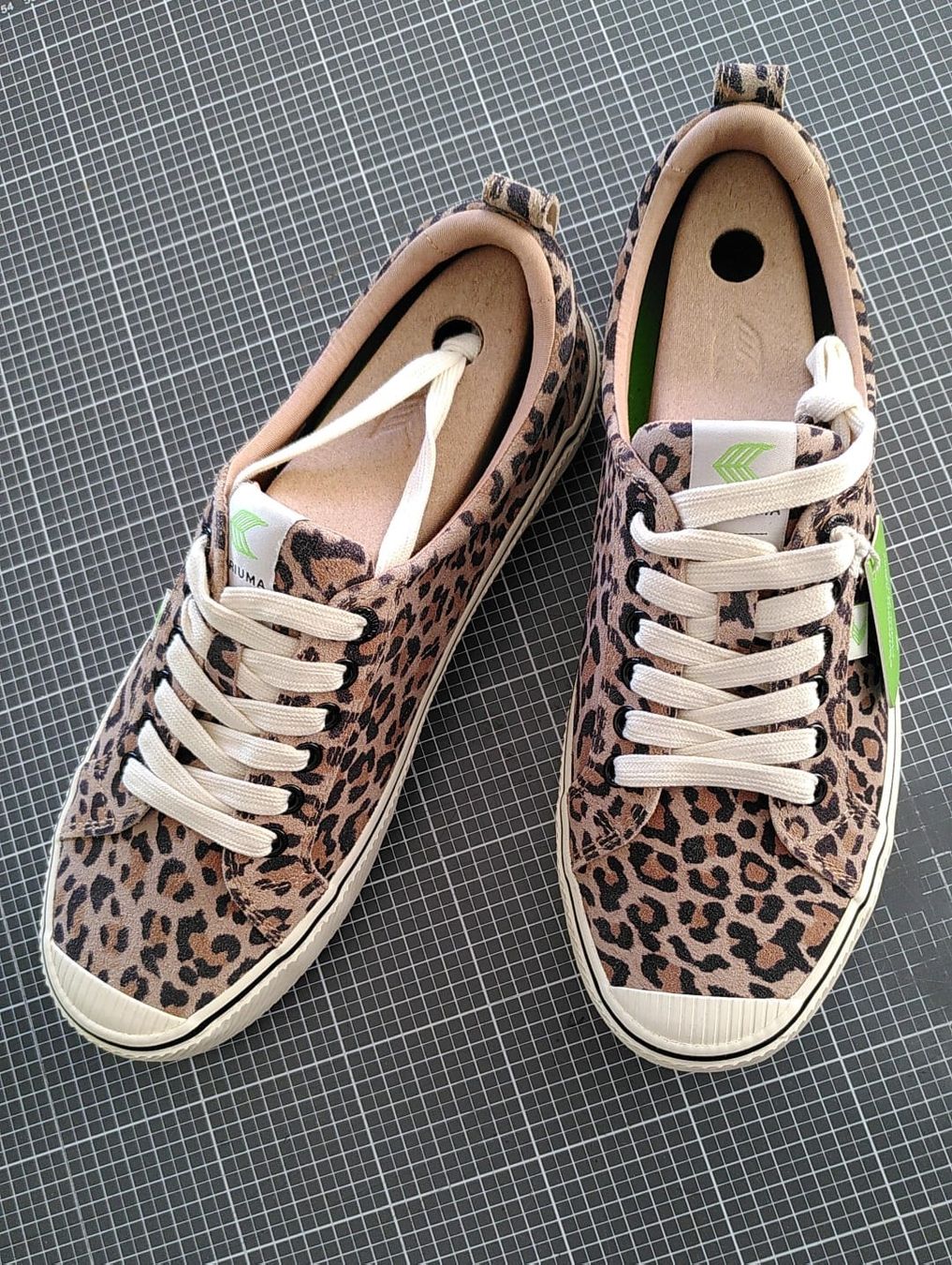 Cariuma Scarpe da uomo: NEU - Cariuma OCA Low Stripe Leopard Print 41.5 – Nuovo e nell'imballaggio originale da Uster venduto da Anali83