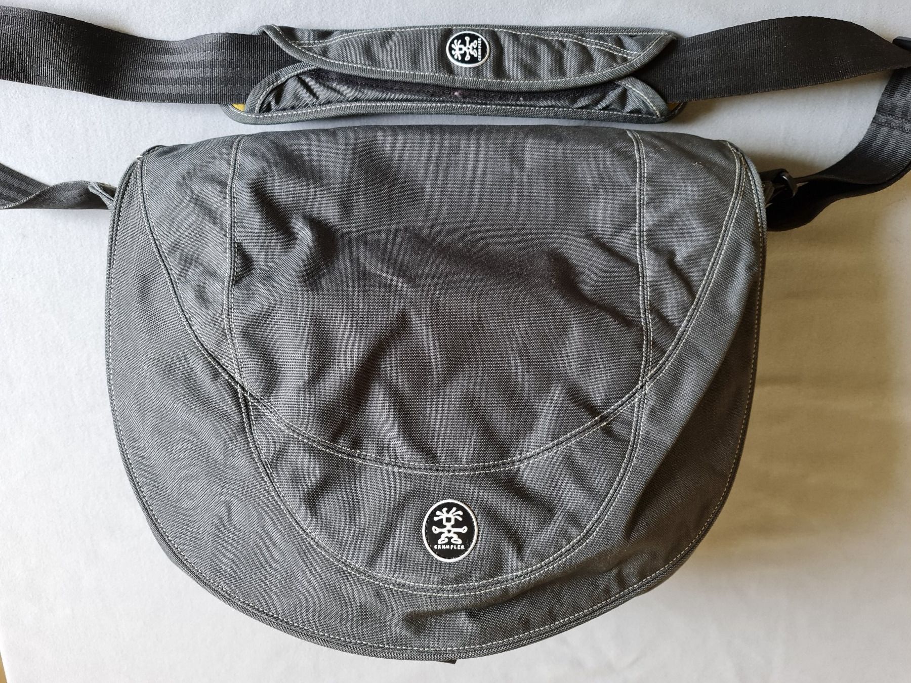 Crumpler Borse: Crumpler grosse Umhängetasche – Usato da Embrach venduto da Ta89