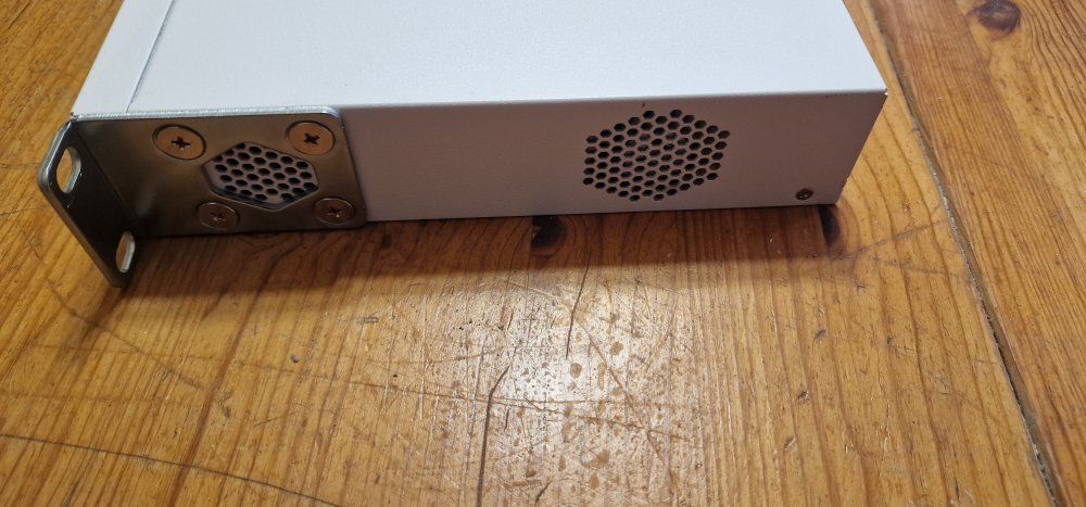 Cisco Hub & Switch: Cisco Switch CBS220-24T-4X 28 ports – Usato da Othmarsingen venduto da skygi 3