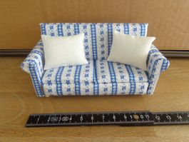 Sofa 13.6 x 7 x 6.4 cm mit 2 Kissen für das Puppenhaus