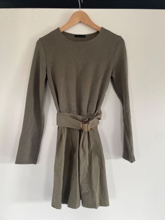 Zara Kleid Strick mit Gürtel olivfarben Grösse S neuwertig