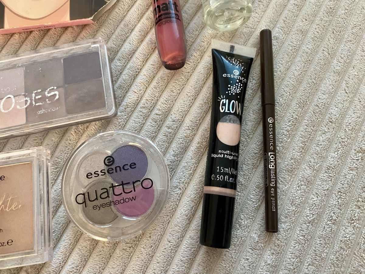 Make-up: Essence Make Up Paket Set Lidschatten Highlighter Blush Glow – Gebraucht aus Langnau am Albis von cynthia.jolene 3