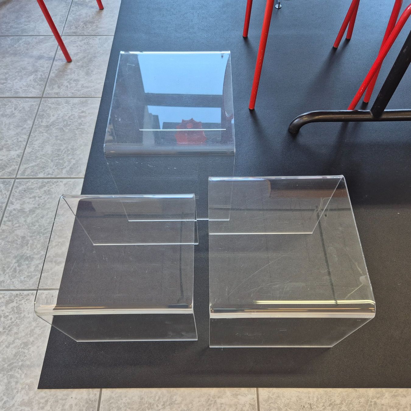 Tische: 3er Set 1980 Plexiglas Acryl Coffee-Table Beistelltisch – Gebraucht aus Nottwil von Wondewa-Shop 4
