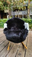 Kuschiliges Lammfell in der Farbe schwarz