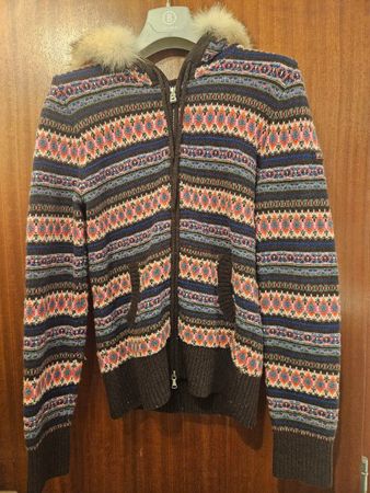 Strickjacke mit Pelzkapuze,