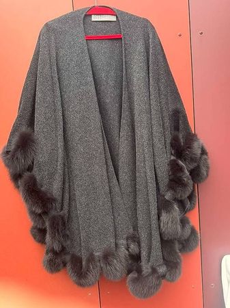 Claire Paris Lammwoll Cape