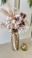 Getrocknete Blumen Arrangement mit Vase in Braun, vintage.