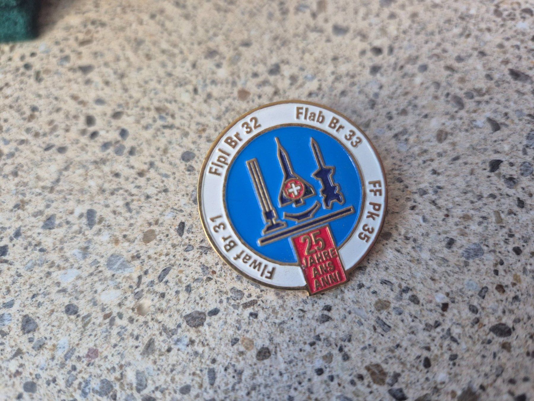Schweizer Armee Placchette & Badge: *** Pin Luftwaffe *** – Usato da Riedholz venduto da fr_sIruP