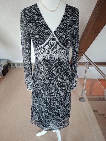 Elegantes Kleid von APART, Gr. 38, perfekt für den Frühling!
