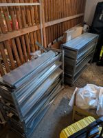 2 Metallregale mit Schubladen und verstellbaren Teilen