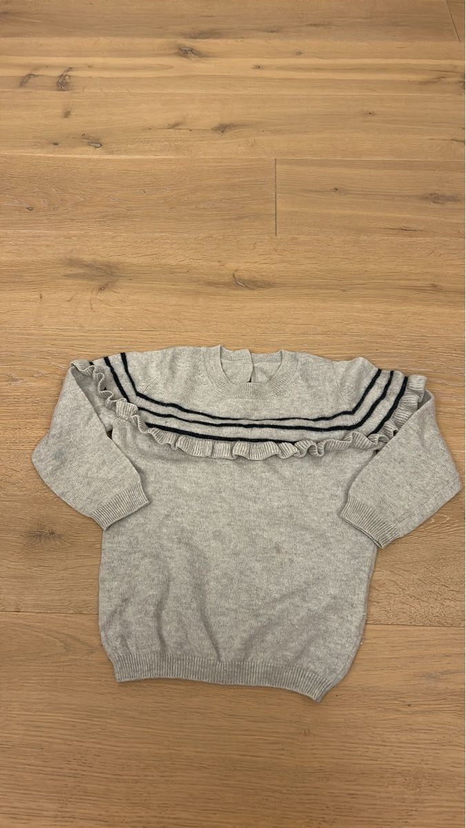 Pulls et sweat-shirts: Grauer Kaschmir Pullover mit Rüschen Grösse ca 98 – D'occasion à Olten par kleinundfeinfashion