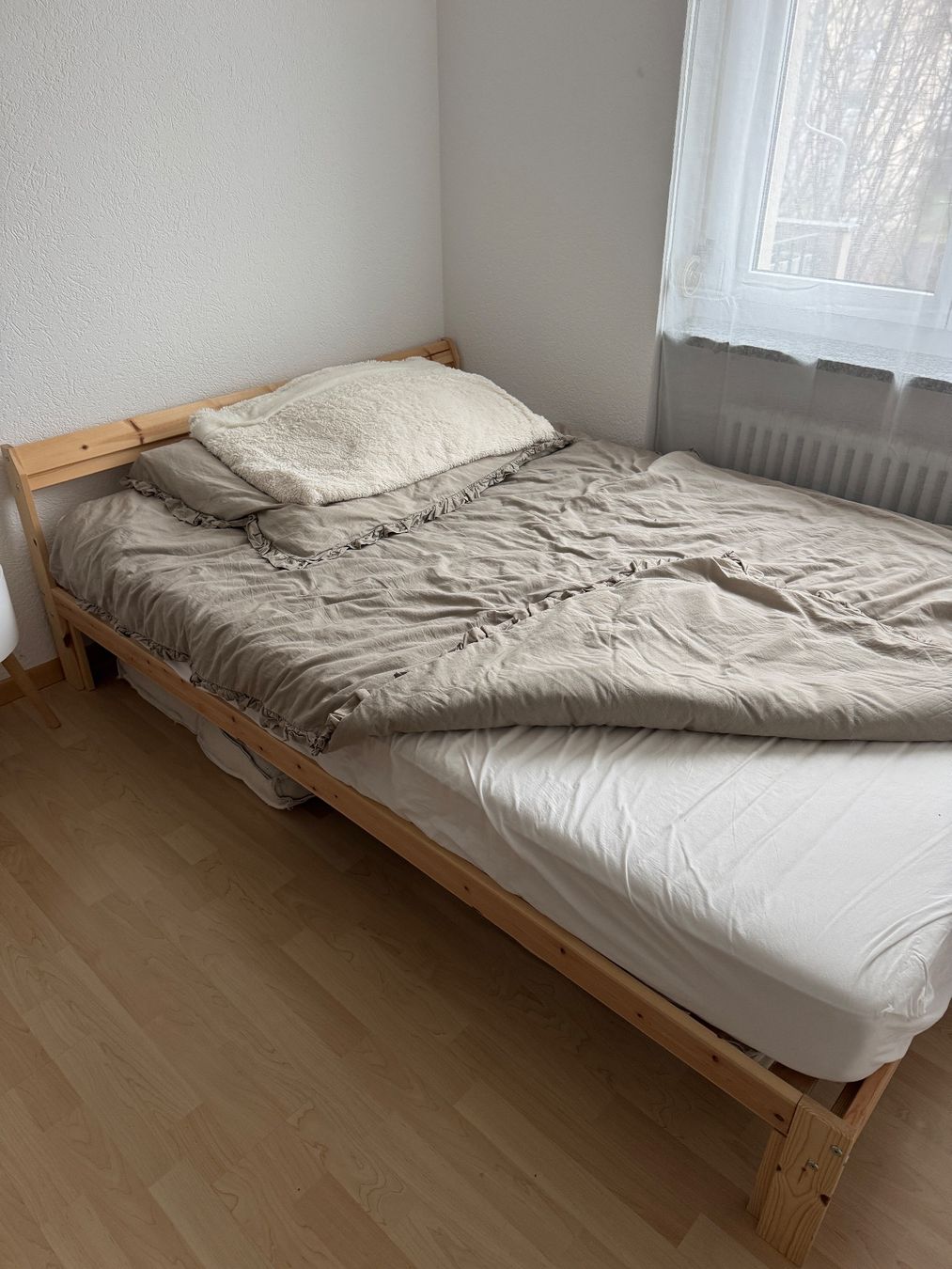 Betten: Modernes Bett 140x200 – Gebraucht aus Frauenfeld von mel_92ns 1