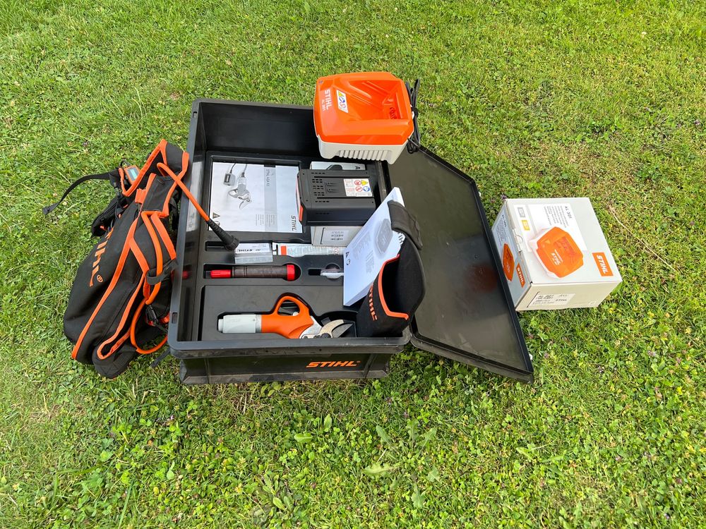 STIHL Akku Astschere ASA 65, mit Neue Akku und Ladegeräte Kaufen auf
