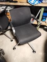 6 Bürostühle schwarz mit Armlehnen Metallgestell auf Rollen