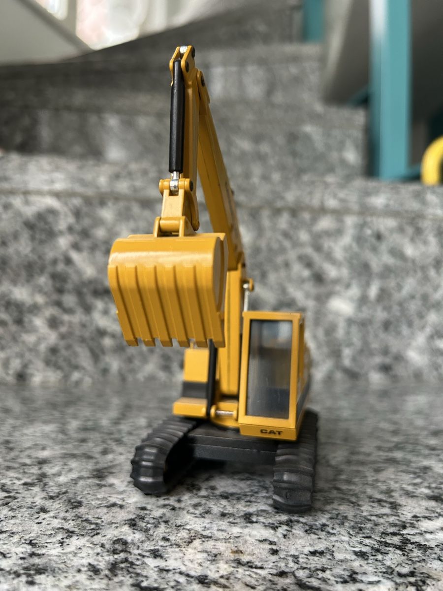 Caterpillar Kit di modellismo & Modellini statici: Cat 215, 1:50 , NZG – Usato da Horw venduto da Tigercat635 3