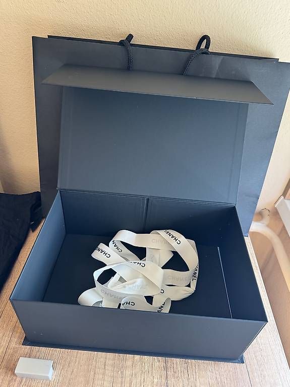 Borse: Chanel Luxus-Geschenkbox + Staubbeutel & Tragetasche  – Usato da Emmetten venduto da kel_982x 3