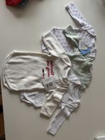 Set mit 4 langärmeligen Bodys, Größe 3 Monate.