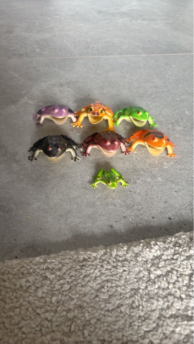 Giocattoli: Set of 7 Plastic Frogs – Usato da Biel-Benken BL venduto da ste_86wx