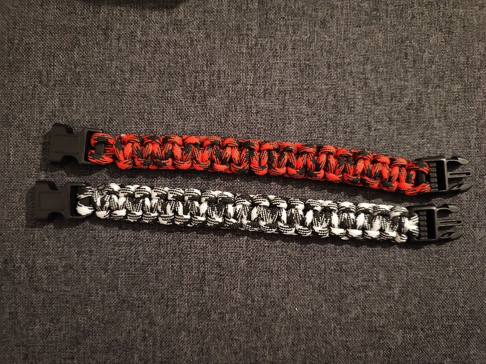 Bracciali & Braccialetti: Duo de bracelets en paracorde – Nuovo e nell'imballaggio originale da Ursy venduto da Sebastien-85
