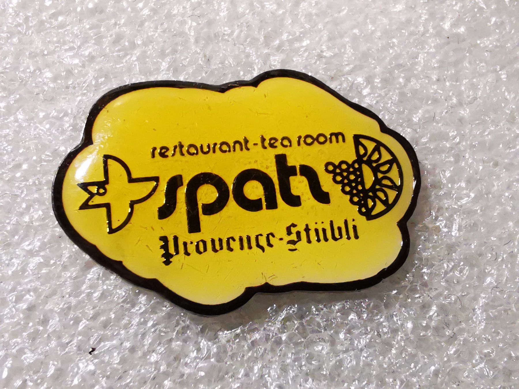 Plaketten & Abzeichen: Ansteckpin 137: Restaurant Spatz – Gebraucht aus Oppligen von Pin-Fall-Shop