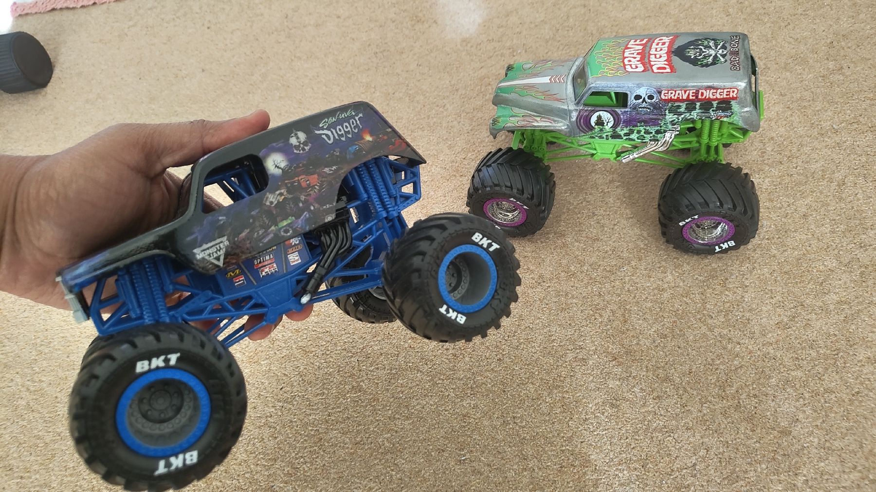 Giocattoli: 2stk Monster Jam Trucks, Grave Digger & Son-uva Digger – Nuovo (secondo la descrizione) da Glattbrugg venduto da har_jgc7