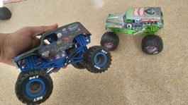 2stk Monster Jam Trucks, Grave Digger & Son-uva Digger