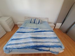 Bett mit zwei Kommoden