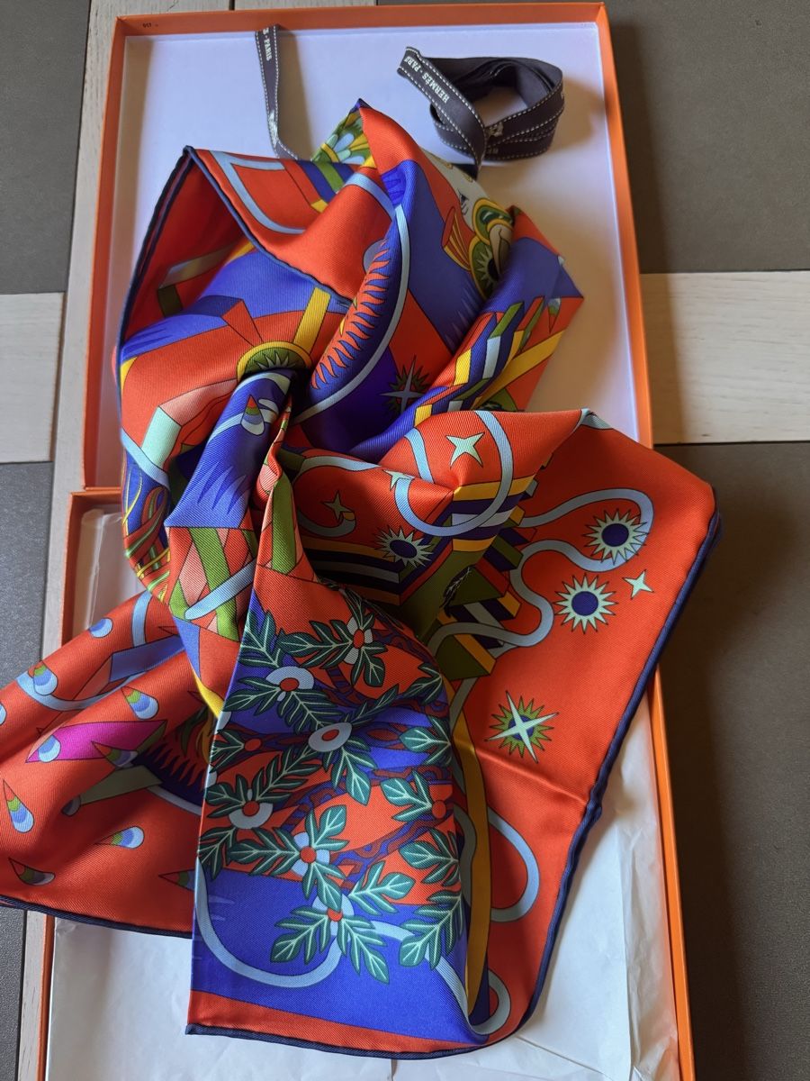 Hermès Foulard & Sciarpe: Hermès carré 90 neuf Source de Pégase  – Nuovo e nell'imballaggio originale da Genève venduto da Allisgood 3