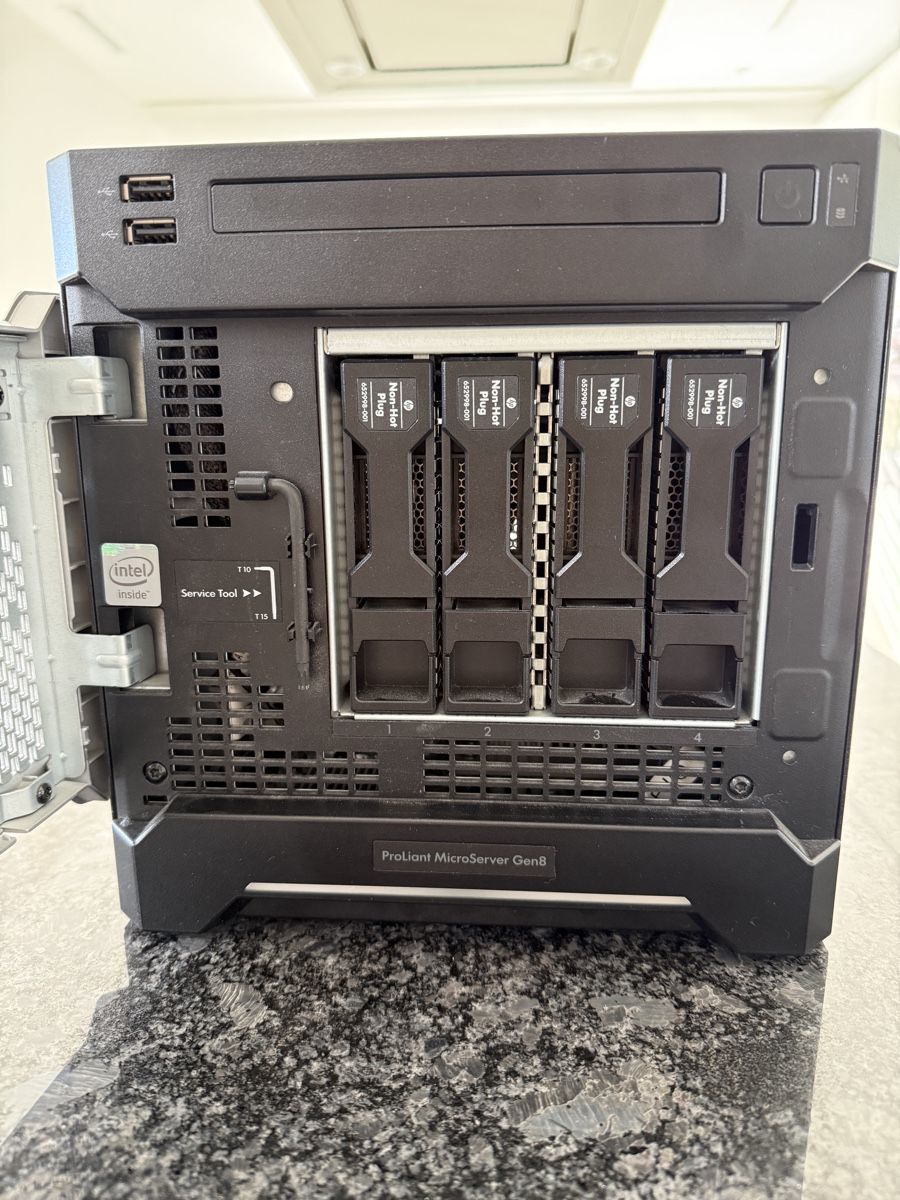 Hewlett Packard Serveurs: HP ProLiant MicroServer Gen8 – D'occasion à Alchenflüh par daena1 1