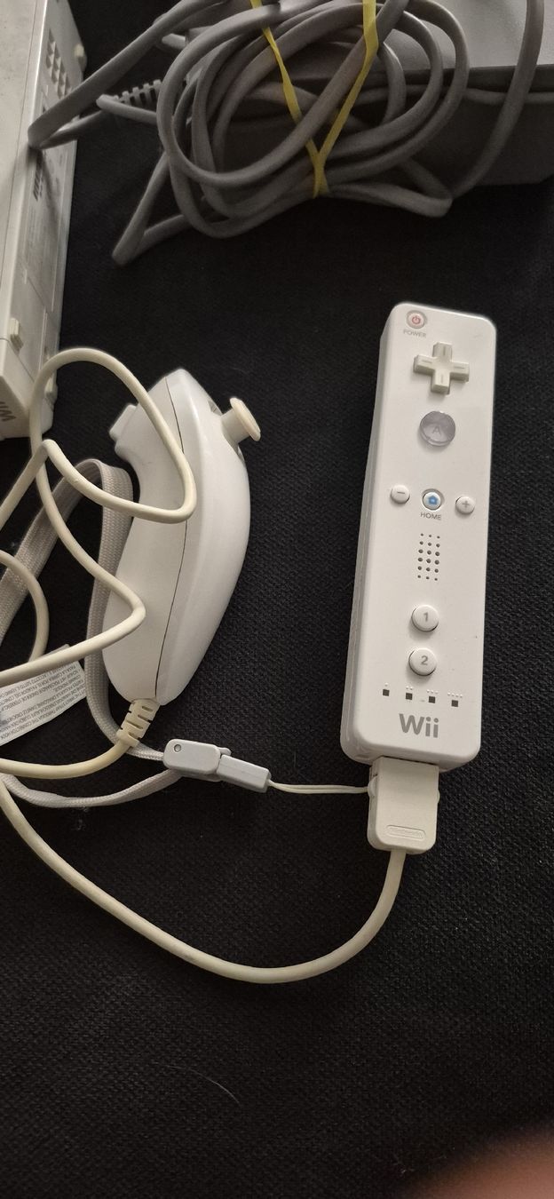 Nintendo Console: WII KONSOLE CONSOLE + 1 CONTROLLER + WII SPORTS COMPLET  – Usato da Grand-Lancy venduto da luc111 1