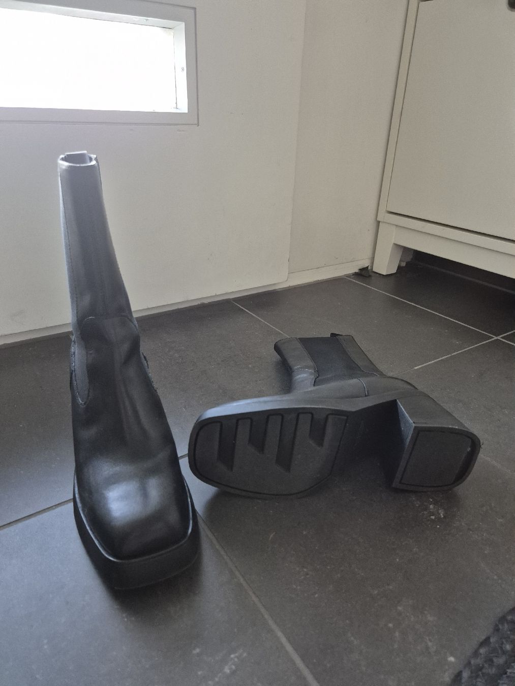 Vagabond Scarpe da donna: Schwarze Chelsea Boots mit Absatz – Nuovo (secondo la descrizione) da Uster venduto da panda_leptir 1