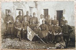 FOTO-AK SCHWEIZER MILITÄR MIT FLAGGE IM TESSIN (?)