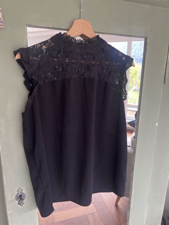 Blouse Kiabi noir avec dentelle, taille L (convient M)