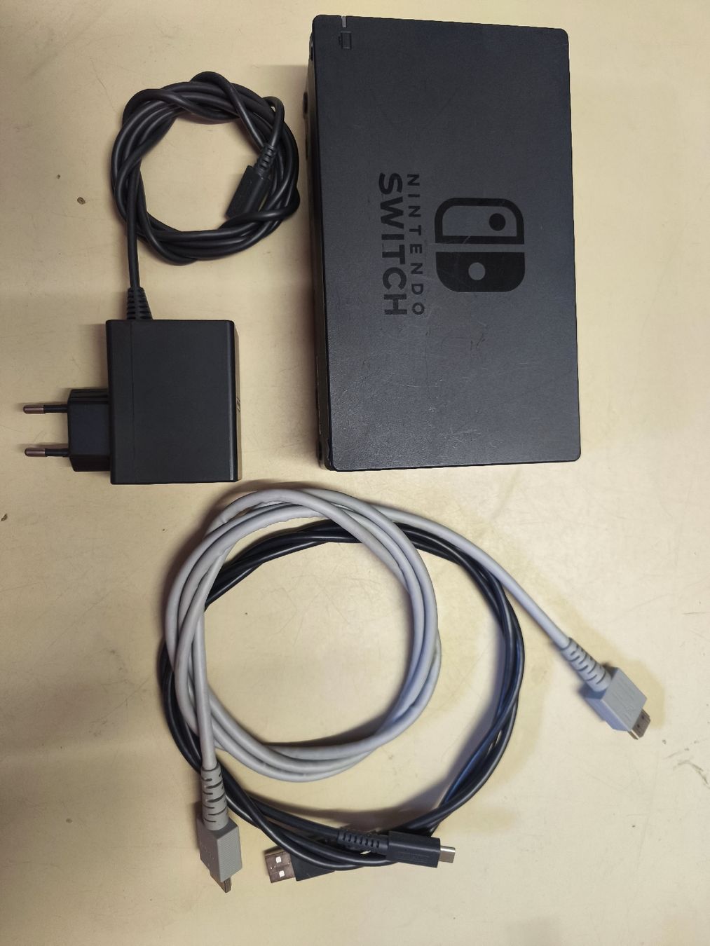 Docking station: Nintendo Switch Docking Station mit Netzteil und Kabeln(def) – Difettoso da Altbüron venduto da Theo_Dotus