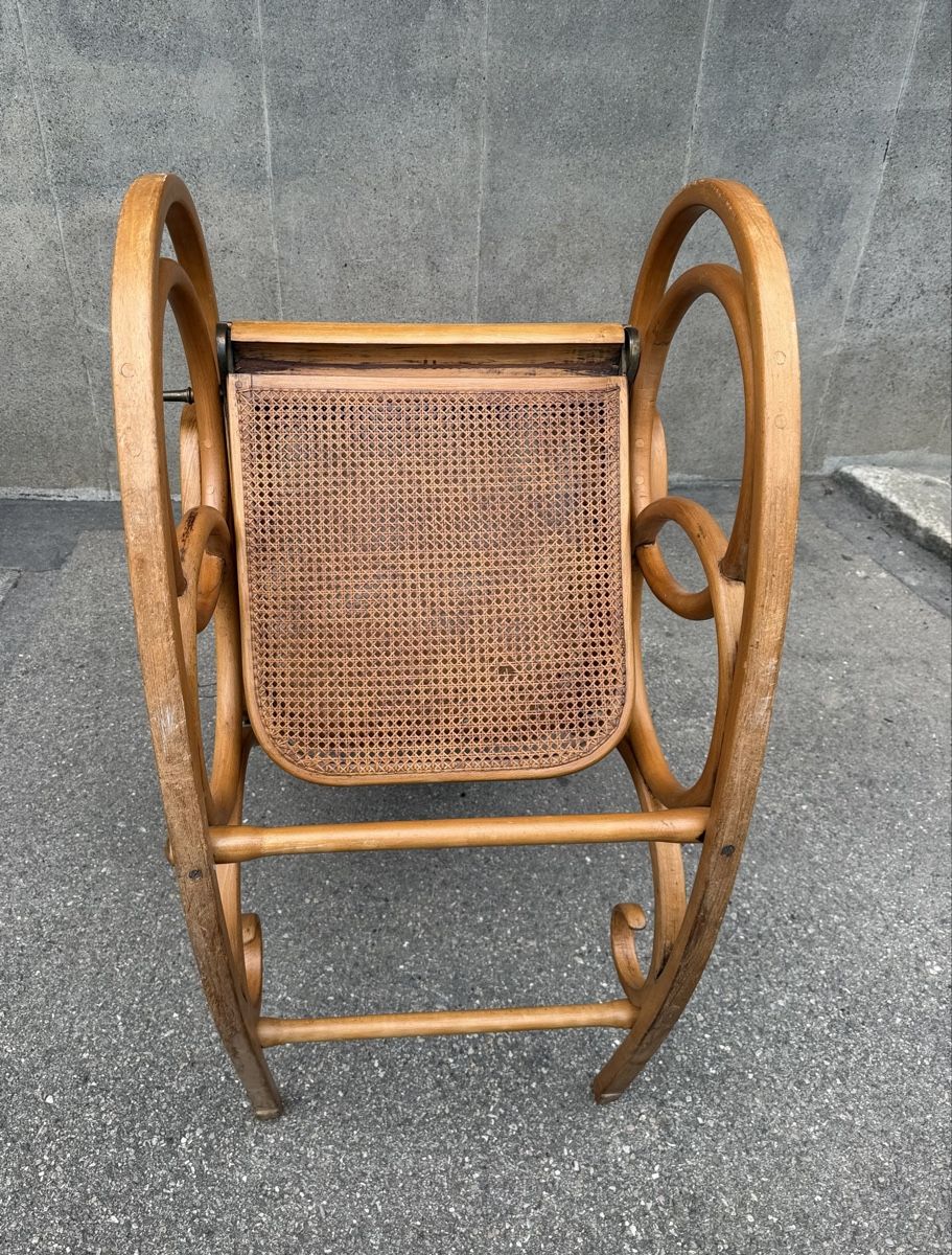 Thonet Sedie: Schaukelstuhl mit aufklappbarem Fussteil – Usato da Zürich venduto da Kue_Zuerich 4