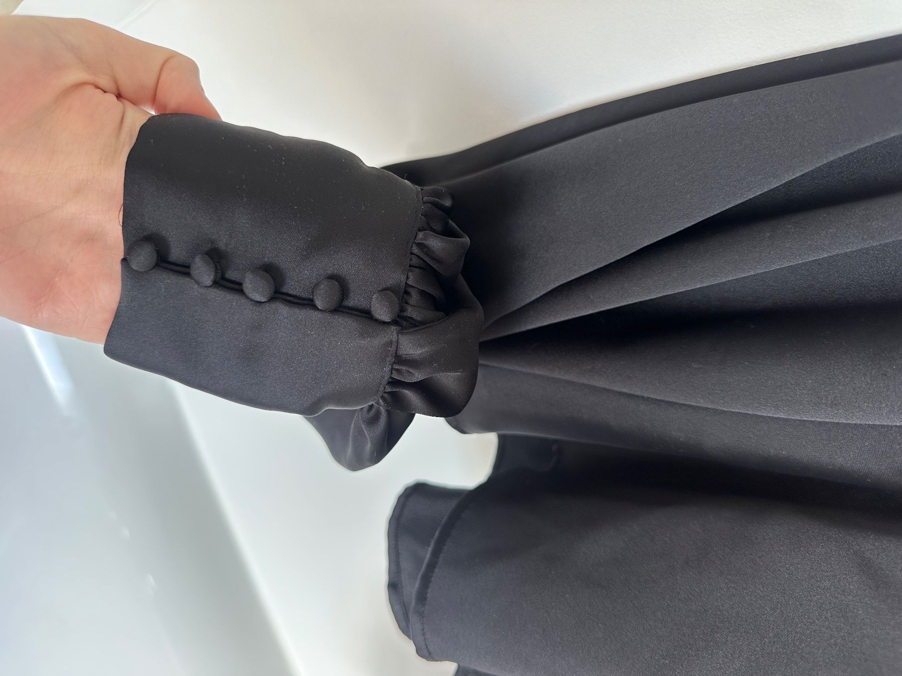 H&M Tops: H&M schwarze Bluse Satin Gr. S – Gebraucht aus Triesen von ann_6mxb 1