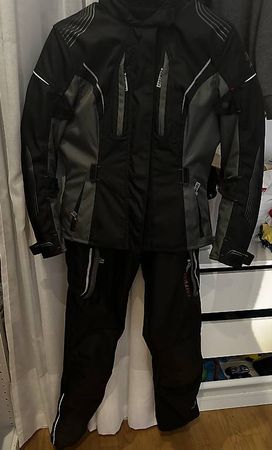 Motorradbekleidung Fastway mit Protektoren