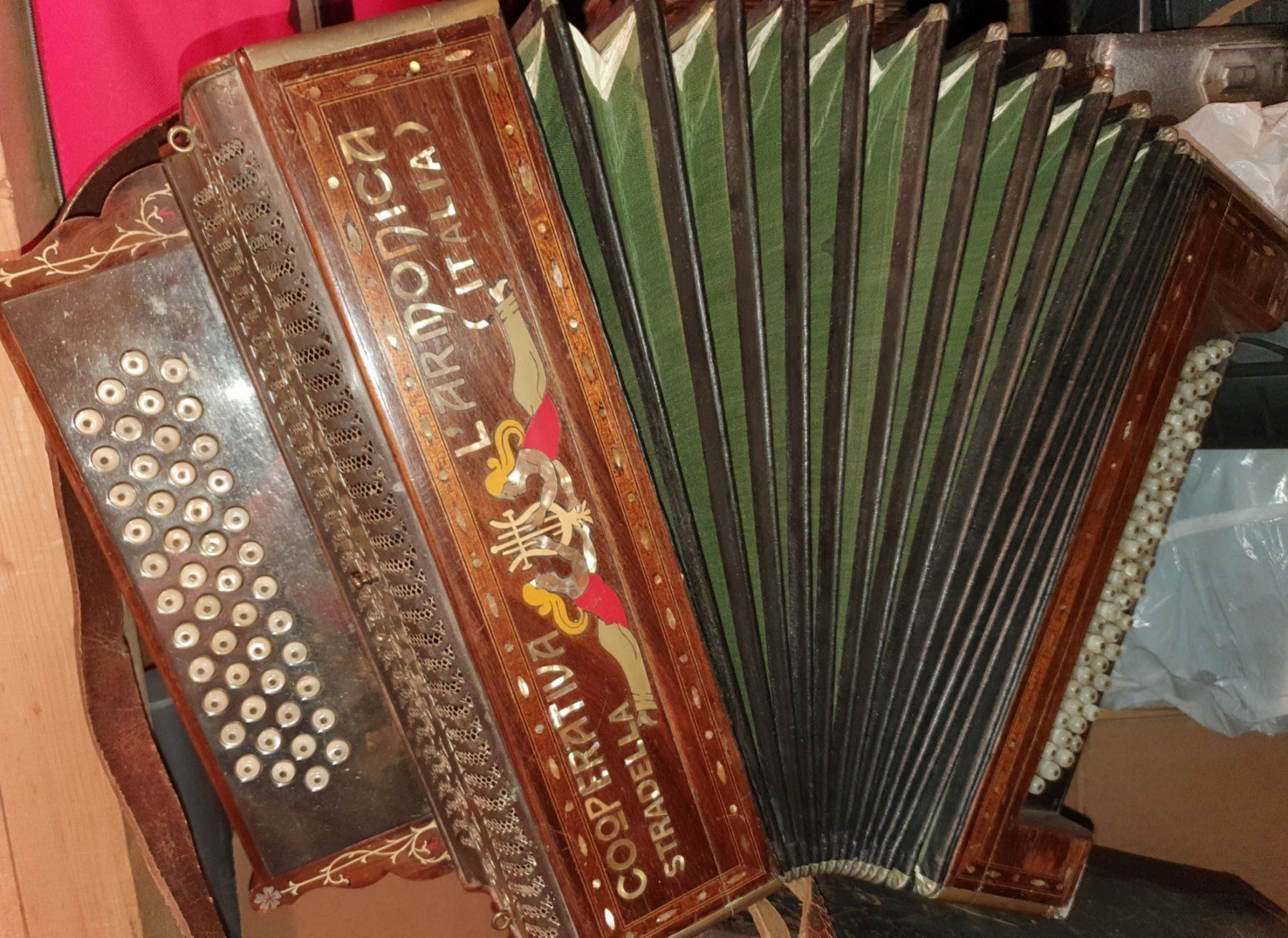 Instruments de musique: accordéon pour décoration année 1920 – Défectueux à Penthalaz par EvandroLuz