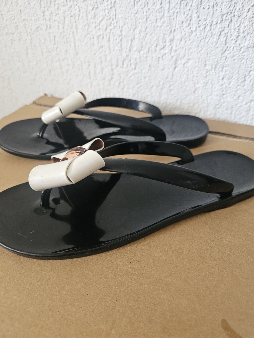 Ted Baker Scarpe da donna: Ted Baker Flip-Flops mit Schleife – Grösse 40  – Usato da Zunzgen venduto da Fleksi 1