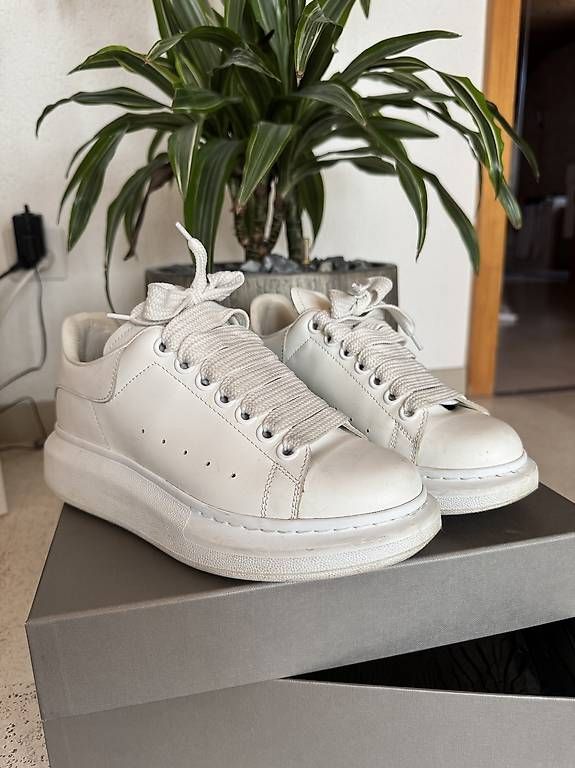 Alexander Mcqueen Scarpe da uomo: Alexander McQueen Oversized Sneaker  Weiss, Grösse 36 – Usato da Turgi venduto da janjjne 1