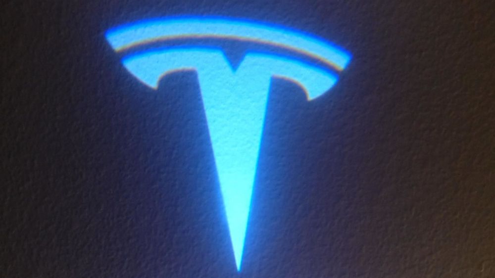 TÜR LED PROJEKTOR - Tesla