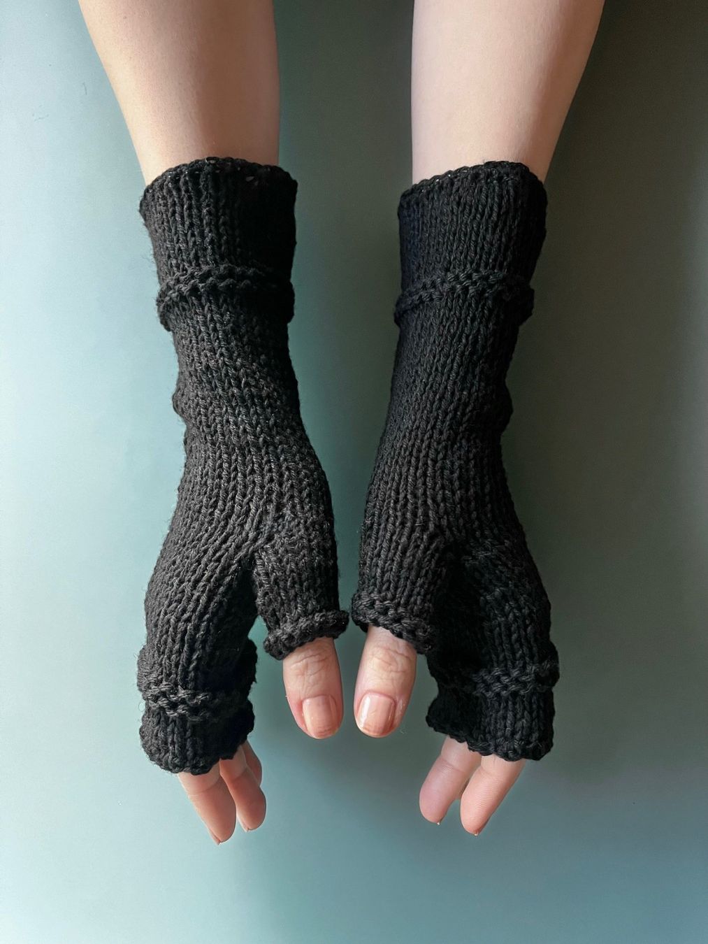Handschuhe & Handstulpen: Handgestrickte Pulswärmer, schwarz mit Daumen – Neu (gemäss Beschreibung) aus Laufen von flowerfan 1