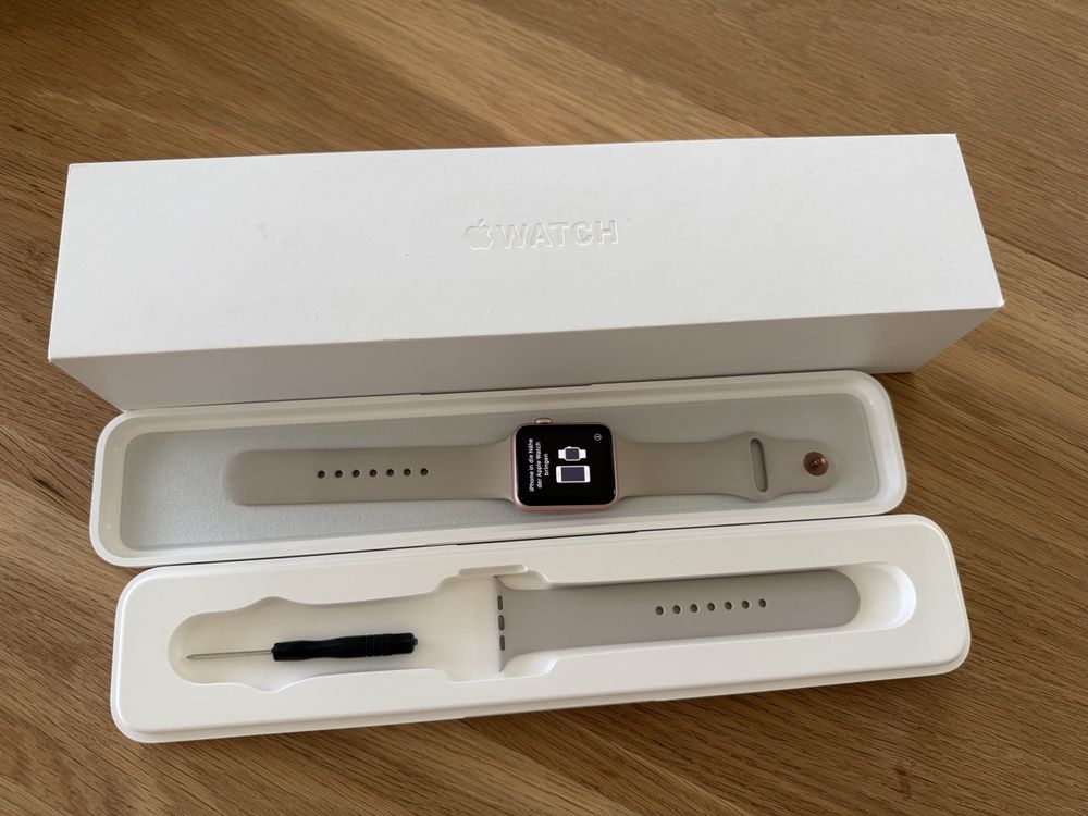 Apple Smartwatch: Apple Watch 42 mm Serie 1 – D'occasion à Selzach par TiffanysSO 1