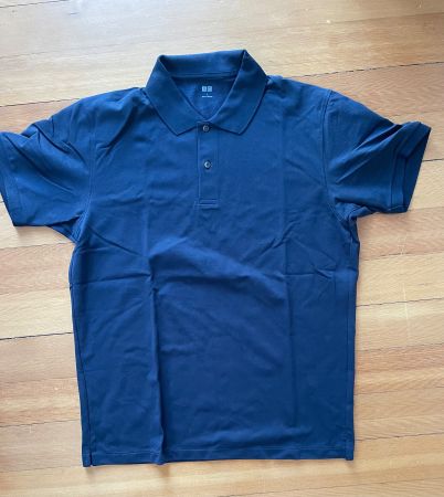 Brandneues dunkelblaues Poloshirt