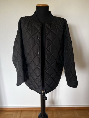 Hugo, Schwarze Steppjacke mit Rautenmuster