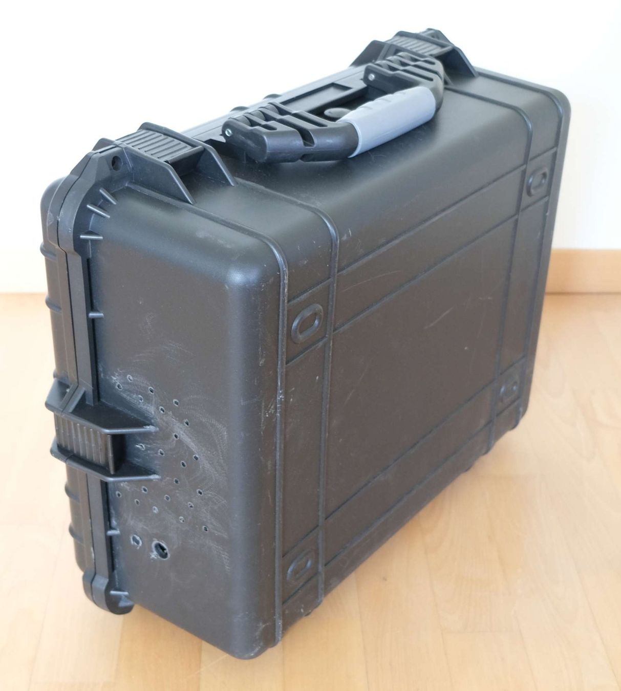 Valigie: Robuster Outdoor-Koffer aus Kunststoff – Usato da Stäfa venduto da cka_5r5z 1